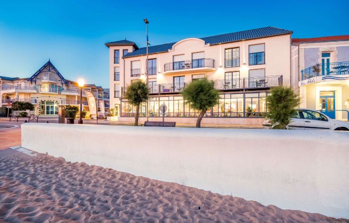 Les Flots - Hôtel et Restaurant Face à l'océan - Châtelaillon-Plage