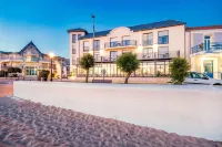 Les Flots - Hôtel et Restaurant Face à l'océan - Châtelaillon-Plage Hotels in Chatelaillon-Plage