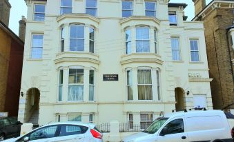 Higher Living - Professional Southsea Apartment