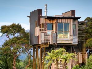 Mr & MRS Smith Hapuku Lodge & Tree Houses