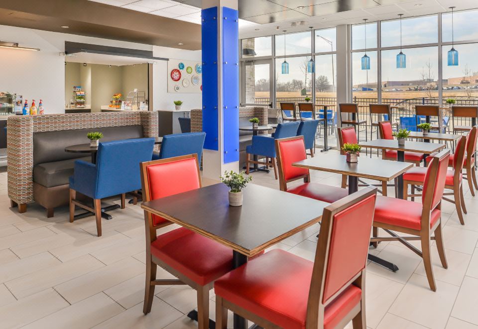 Holiday Inn Express & Suites Kansas City - Lee's Summit, an IHG Hotel-Lee's  Summit Updated 2023 Room Price-Reviews & Deals 