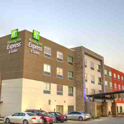 Holiday Inn Express & Suites Spencer Hotel Exterior