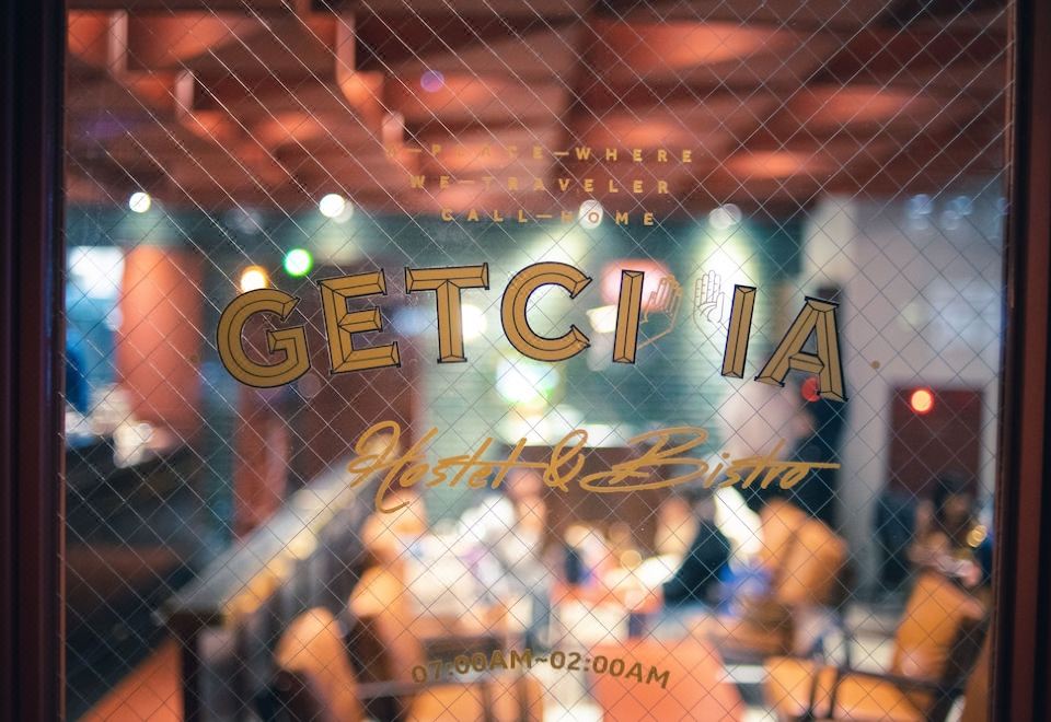 2. 겟차 호스텔 &..