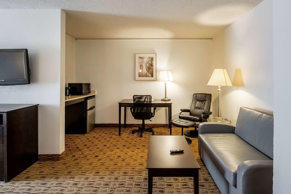 Quality Suites Airport Wichita