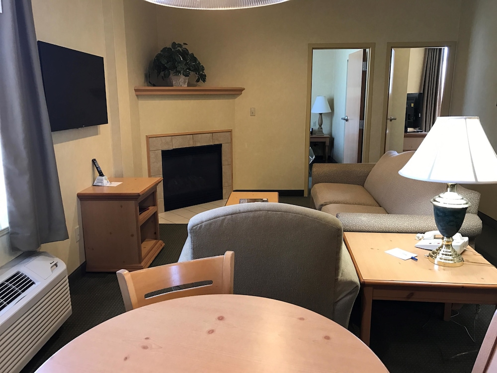 Best Western Plus Revere Inn & Suites