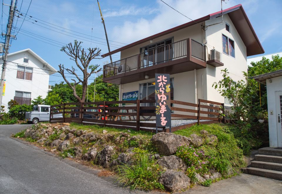A Two-Storey House의 넓은 거실
