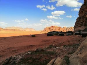瓦迪拉姆沙漠旅行露營飯店