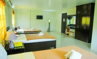 a hotel room with three beds , one on the left , one in the middle , and one on the right at Cocos Hotel
