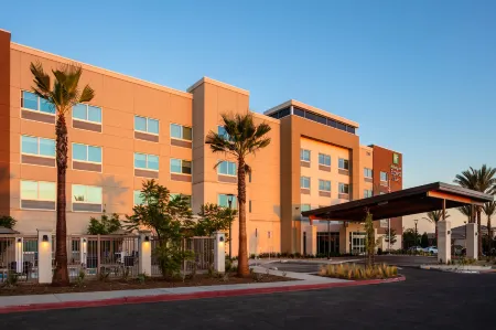 Holiday Inn Express & Suites Moreno Valley - Riverside