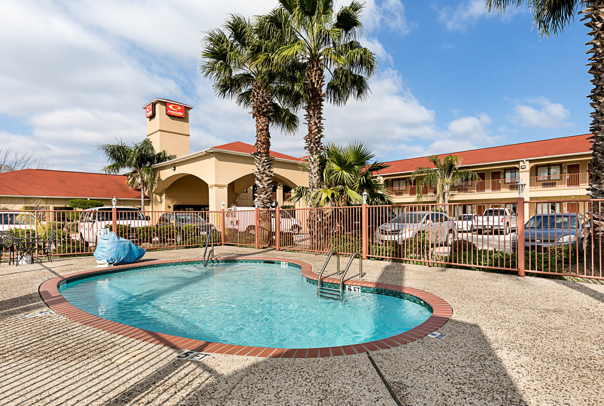 Red Roof Inn & Suites Houston - Humble/IAH Airport