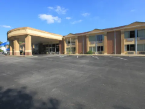 Quality Inn & Suites Apex-Holly Springs Hotels in Apex