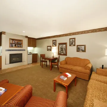 456 Embarcadero Inn & Suites