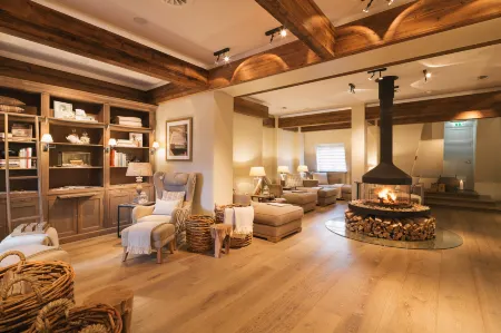 Fairmont Hotel Vier Jahreszeiten Отели рядом с достопримечательностью «Б-515»