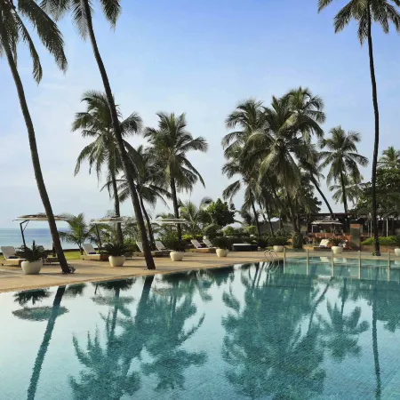 Novotel Mumbai Juhu Beach Отели рядом с достопримечательностью «Пляж Версова»