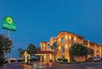 Super 8 by Wyndham San Antonio Near SeaWorld Ingram Park