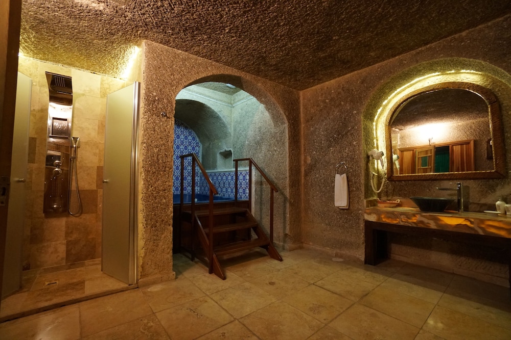 Roma Cave Suite