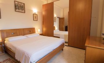 a bedroom with two beds , one on the left side of the room and the other on the right side at Olimpia