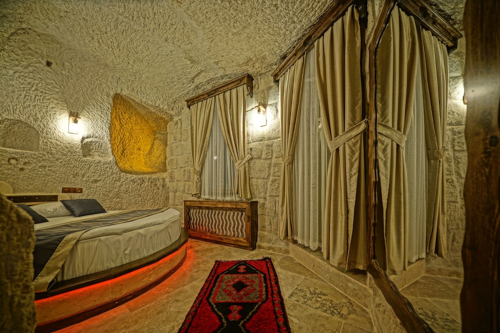 Castle Cave Hotel