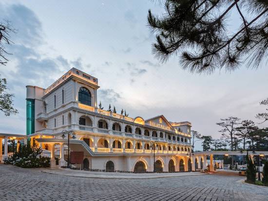 Khách sạn Dalat Palace Heritage, xem đánh giá và giá phòng | Trip.com