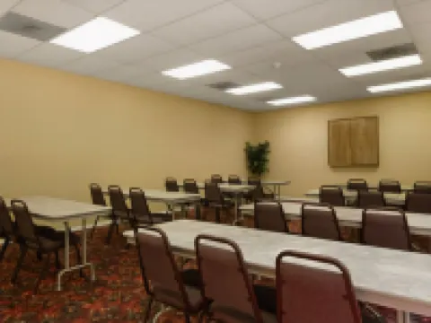 Days Inn & Suites by Wyndham Huntsville Hotels in Walker County