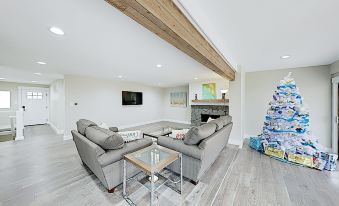 New Listing! Stylish Family W/ 2 Living Areas 5 Bedroom Home