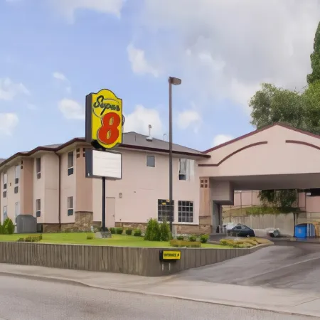 Super 8 by Wyndham Lake Country/Winfield Area