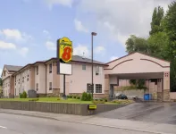 Super 8 by Wyndham Lake Country/Winfield Area のホテル