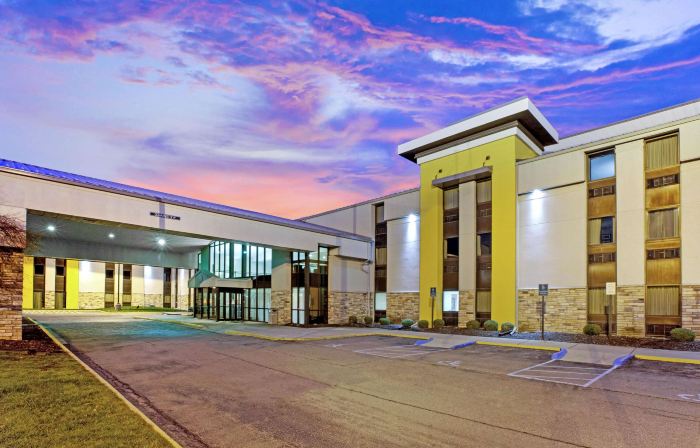 La Quinta Inn & Suites by Wyndham Detroit Metro Airport