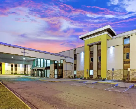 La Quinta Inn & Suites by Wyndham Detroit Metro Airport Hotels in Romulus