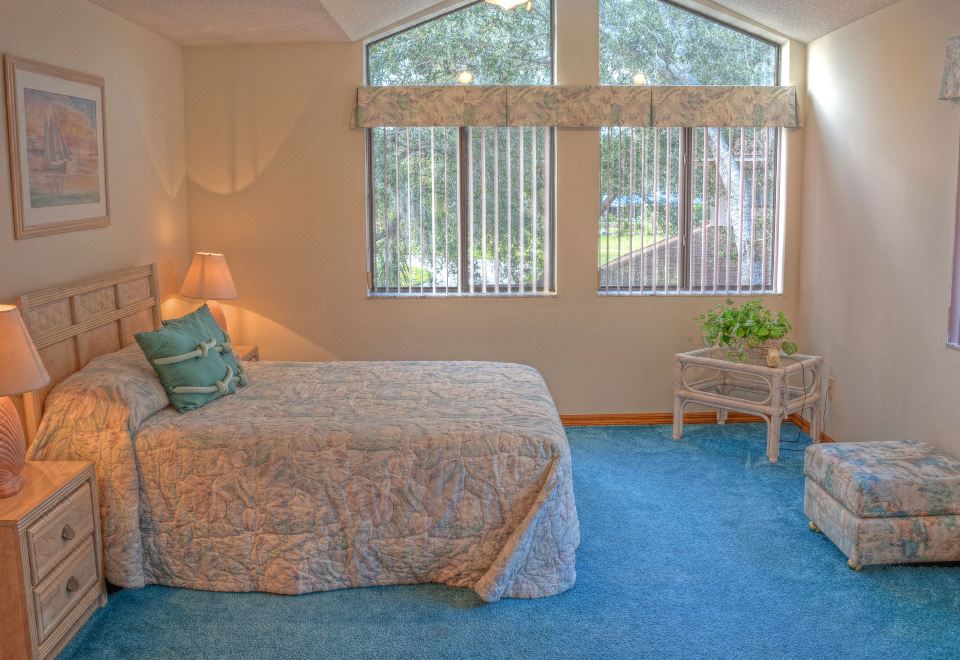 a cozy bedroom with two beds , one on the left side of the room and the other on the right side at Sunrise