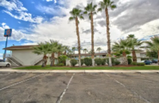 Econo Lodge Inn & Suites