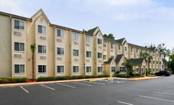 Hometown Inn & Suites Jacksonville Butler Blvd./Southpoint