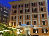 Hotel Nizza Hotels near سانتا براسّيَدى