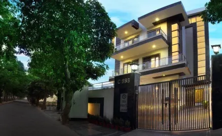 Perch Arbor Suites Отели рядом с достопримечательностью «Tomb of Azim Khan»