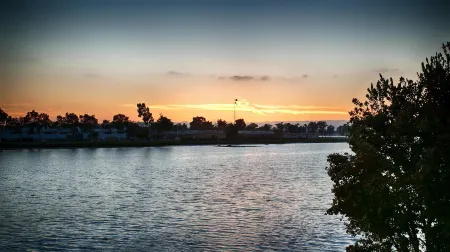 Best Western Plus Bayside Hotel Отели рядом с достопримечательностью «Crescent Lawn | UC Berkeley»