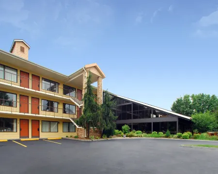 Quality Inn & Suites Sevierville - Pigeon Forge Отели рядом с достопримечательностью «Уайлдернесс эт Смокис»