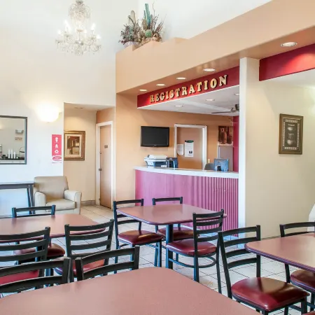 Econo Lodge West - Coors Blvd