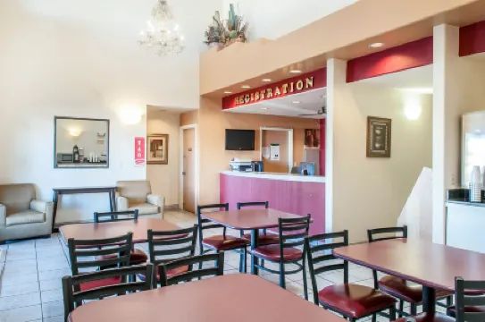 Econo Lodge West - Coors Blvd