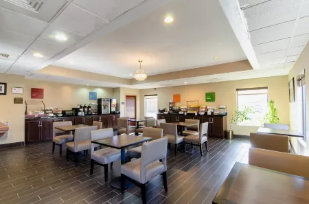 Clarion Pointe Apex - Holly Springs Отели рядом с достопримечательностью «Парк Апекс Коммьюнити»