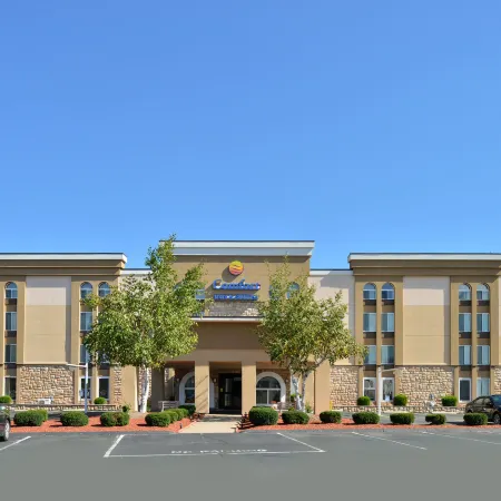 Comfort Inn & Suites East Hartford - Hartford Отели рядом с достопримечательностью «Капитолий штата»