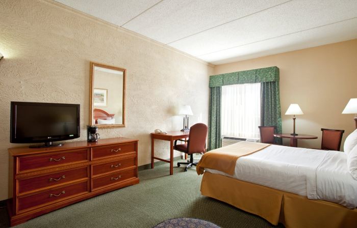 Country Inn & Suites by Radisson, Mt. Pleasant-Racine West, WI