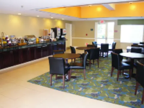La Quinta Inn & Suites by Wyndham Visalia/Sequoia Gateway Hotels in Visalia