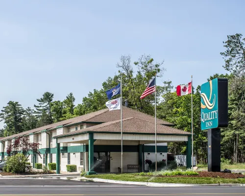Quality Inn Traverse City - parking