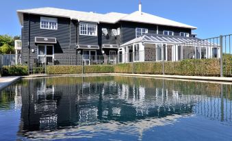 Black Swan Lakeside Boutique Hotel