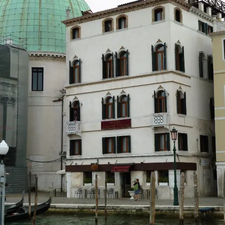Hotel Antiche Figure Отели рядом с достопримечательностью «Пристань для яхт в Венеции»