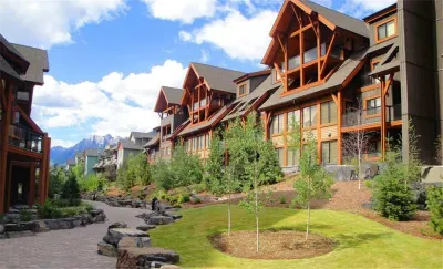 Solara Resort by Bellstar Hotels Отели в г. Канмор