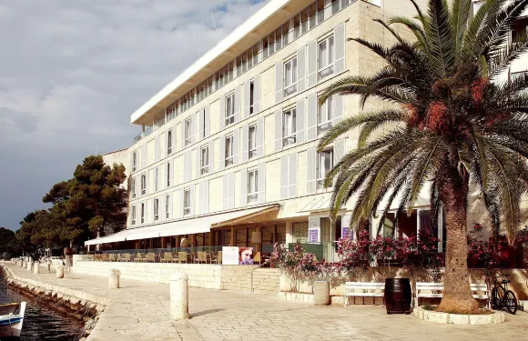 阿德瑞安納赫瓦爾水療酒店