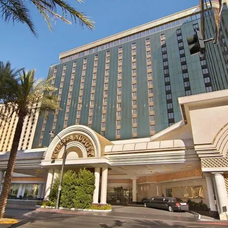 Golden Nugget Las Vegas Отели рядом с достопримечательностью «Тренировочное поле для гольфа Desert Pines»