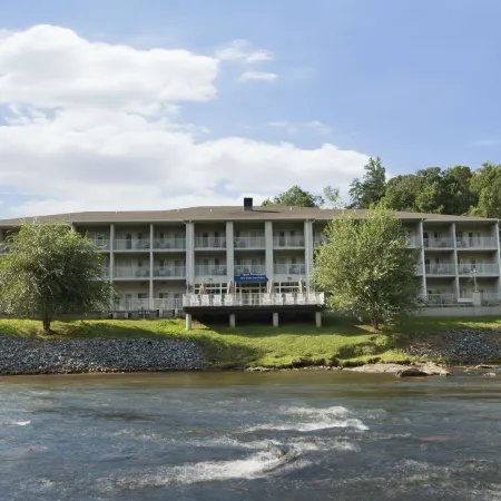 Best Western Plus River Escape Inn  Suites