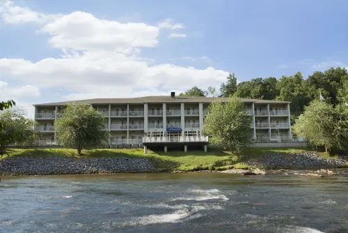 Best Western Plus River Escape Inn  Suites